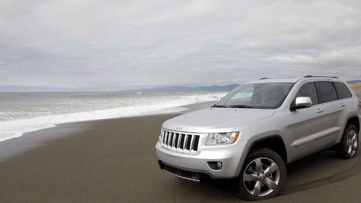 2011 Jeep Grand Cherokee Pose At Sea Side In Shine White